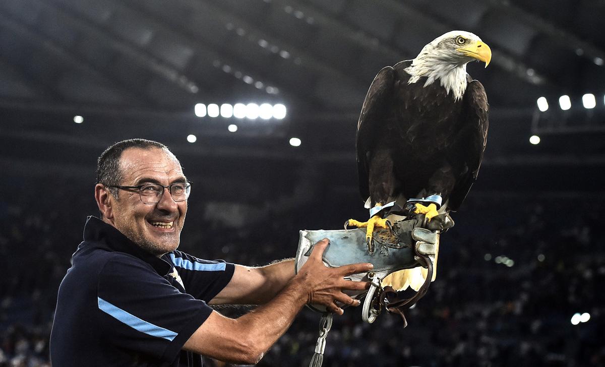 Lazio, Sarri e l’amore per i tifosi. Che rispondono: “A vita”