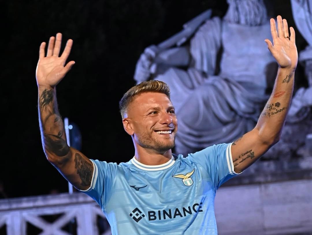 Lazio show: nuove maglie e bagno di folla nel centro di Roma. Lotito: “Ora facciamo i fatti”