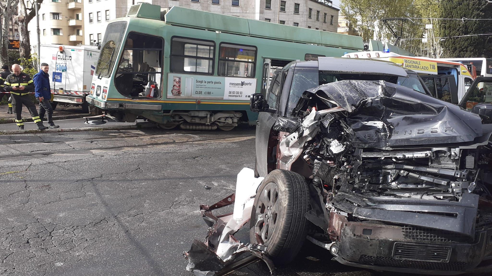 Immobile, incidente con un tram. In auto (distrutta) con le figlie: “Il mezzo è passato col rosso. Dolore al braccio, ma sto bene”.  In ospedale per accertamenti
