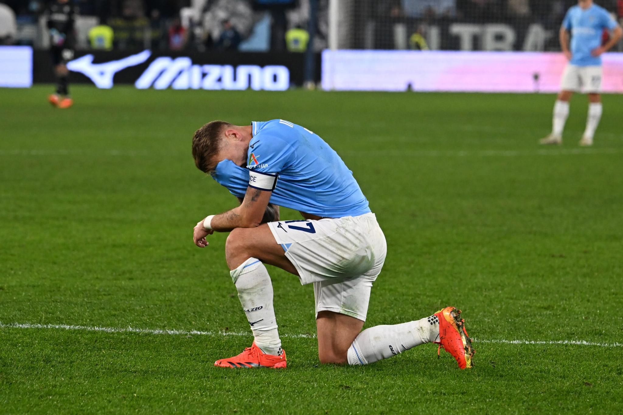 Non bastano Immobile e Vecino: Djuric riacciuffa la Lazio in pieno recupero, addio speranze Champions