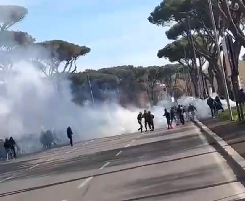 Derby, è subito tensione: scontri, bombe carta ed un arresto vicino l’Olimpico (VIDEO)