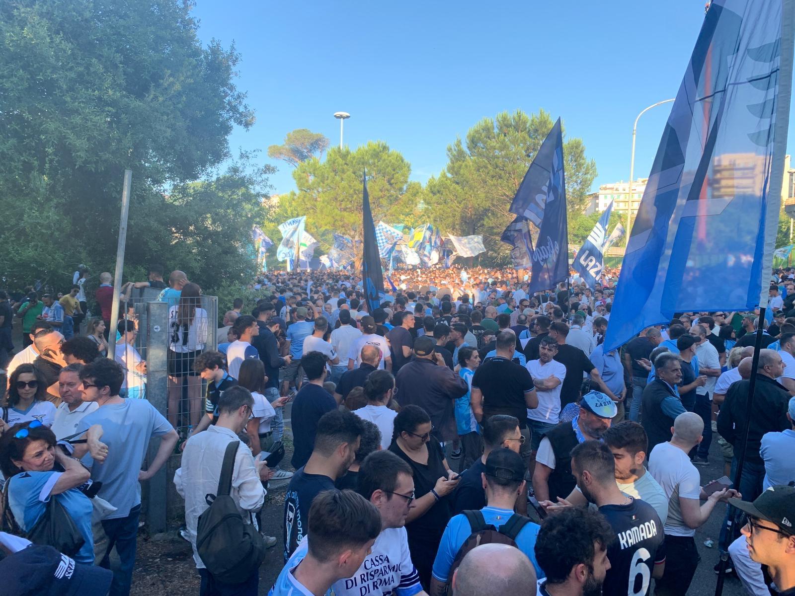 Flaminio, la manifestazione dei tifosi della Lazio: “Vogliamo rispetto e tornare a vincere” In 10.000 verso Ponte Milvio: “Niente contro Baroni; tutto contro Lotito” (FT)