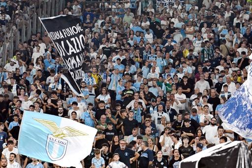 Fermati 50 tifosi della Lazio in trasferta ad Amburgo: trovati in possesso di coltelli e spranghe. Rispediti in Italia