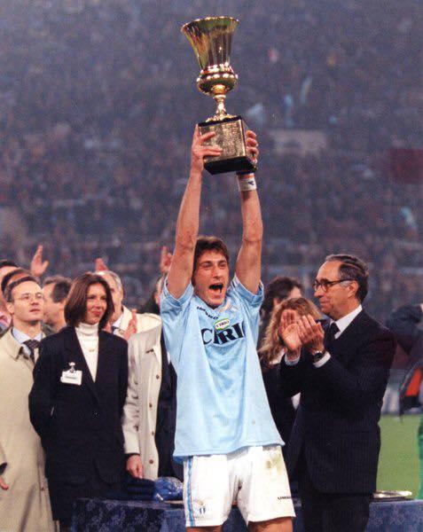‘NMM’ – Fuser: “Il gol nel derby ti rimane addosso tutta la vita. Sven un grande maestro. Baroni come Zeman? Dico che…” (AUDIO)