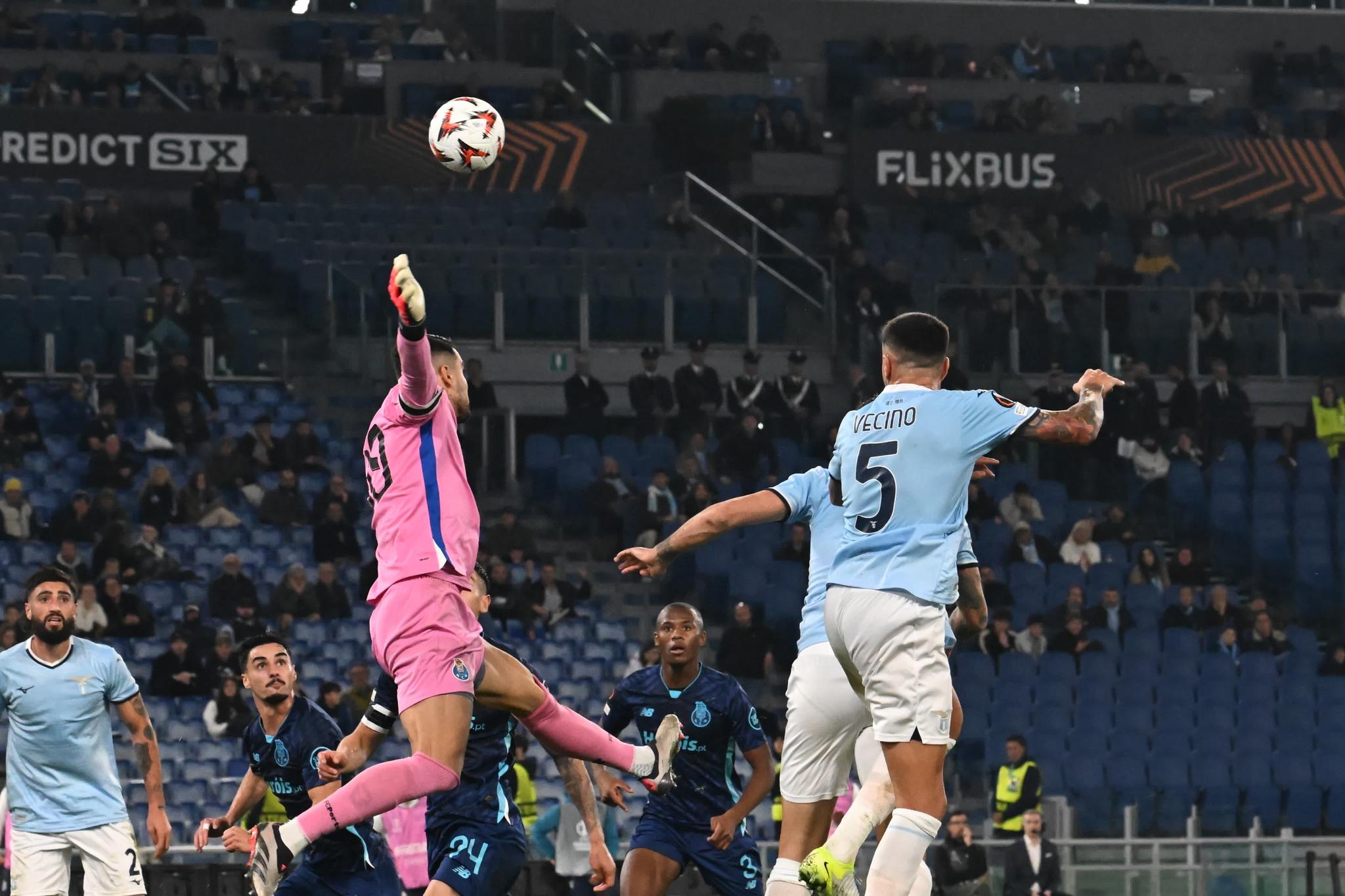 ‘QUELLI CHE…’ – Cardone: “Non era la vera Lazio, ma arbitro e 6-3-1 del Ludogorets… Sulle condizioni di Dia e Vecino…” (AUDIO)