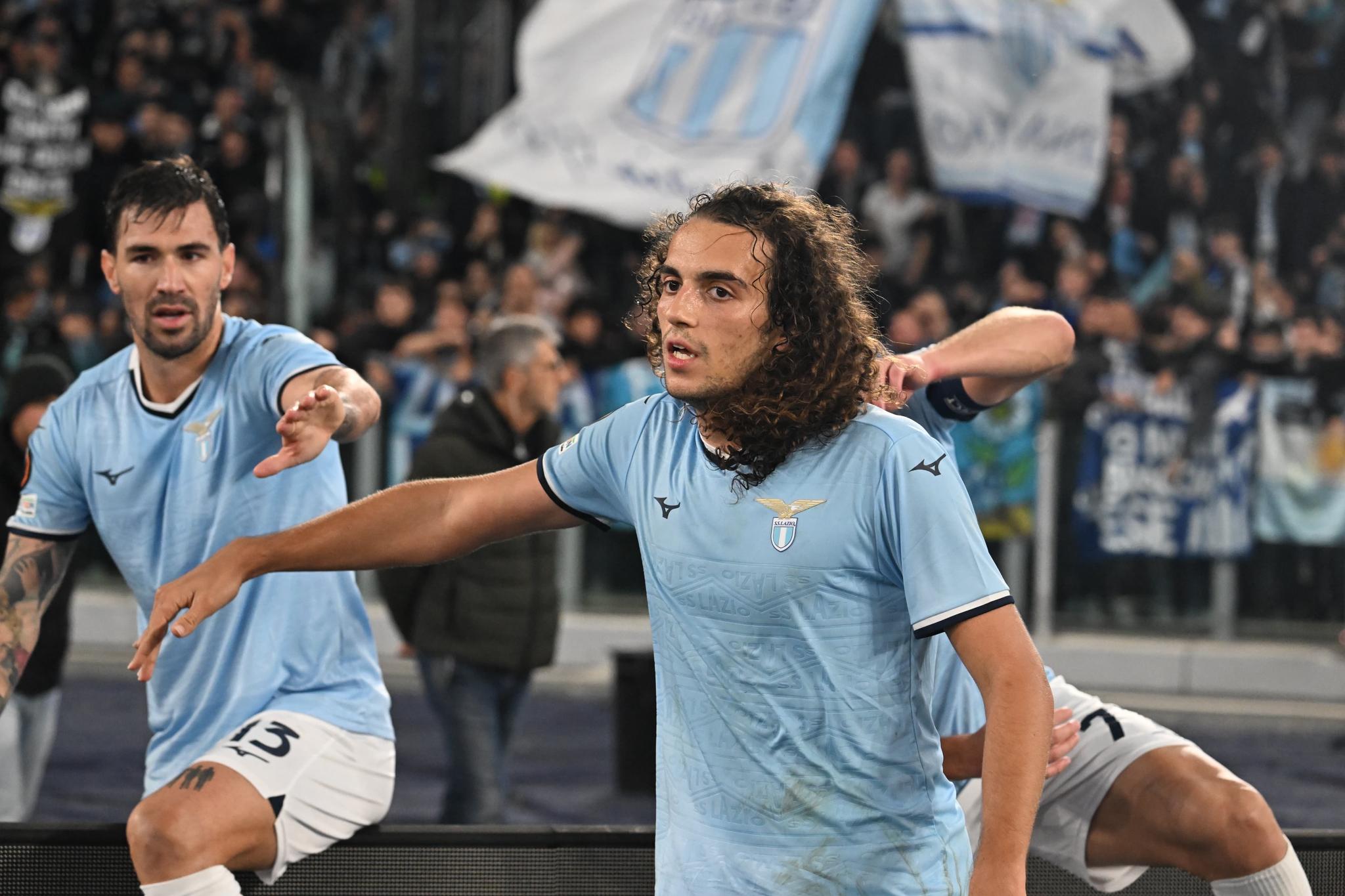 Lecce-Lazio, sasso lanciato a Guendouzi dalla tribuna: cosa è successo