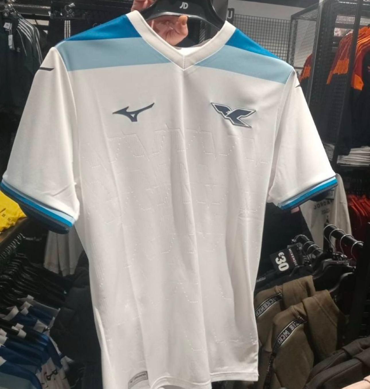 125 anni Lazio, il web svela la maglia celebrativa: esordio con il Como (FT)