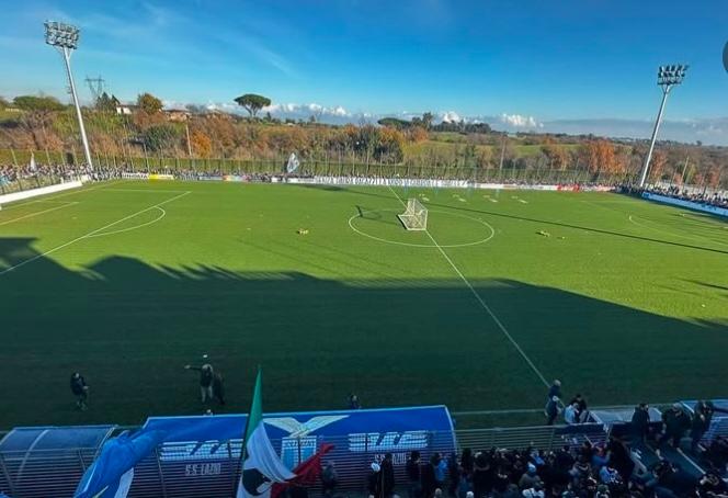 “Maledetti laziali”, in 8 mila a Formello per la carica derby: “Senza paura”