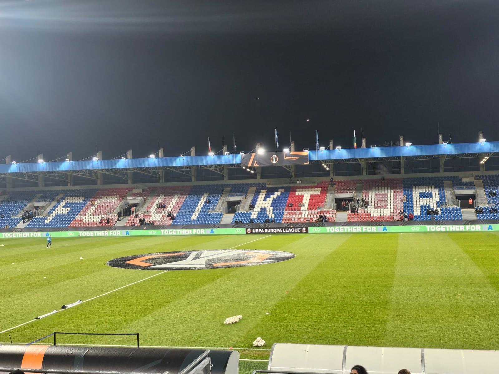 La Lazio barcolla ma non molla: in 9 espugna il Doosan Arena con un gioiello di Isaksen