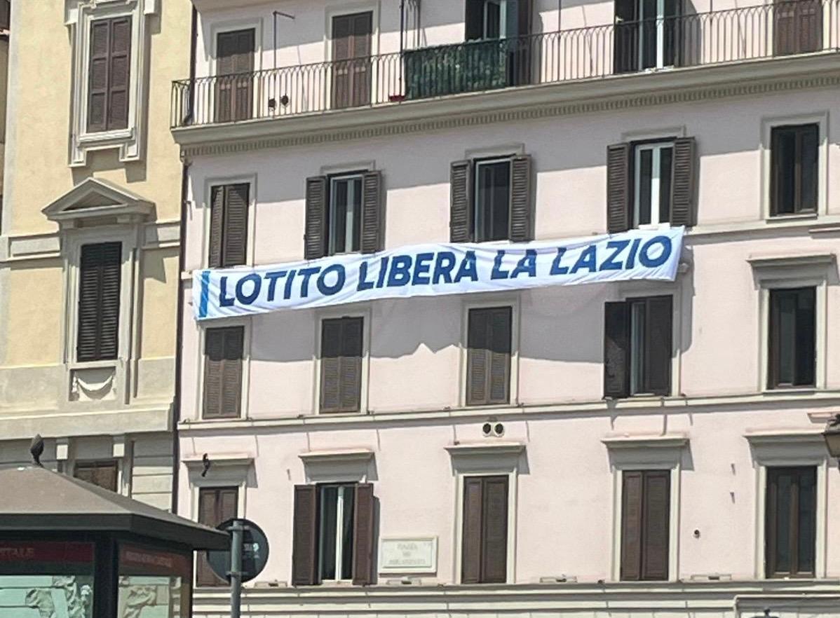 ‘9 GENNAIO’ – Ciapparoni: “Striscione di contestazione a Lotito esposto da un tifoso. Sottoposto a pressing del partito per una scelta…” (AUDIO)