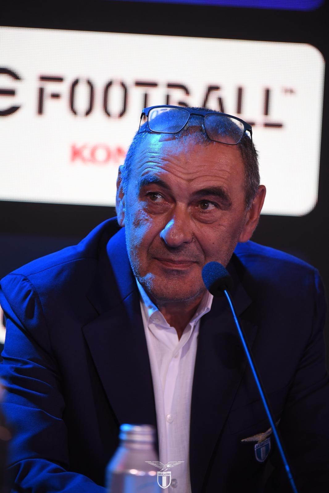 Lazio, Sarri: “Affrontiamo la difficoltà senza alibi. Fregato ma non me la sono sentita di lasciare. Obiettivo? Creare una base per 2-3 innesti futuri”. Poi sui singoli… (AD/VD/FT)