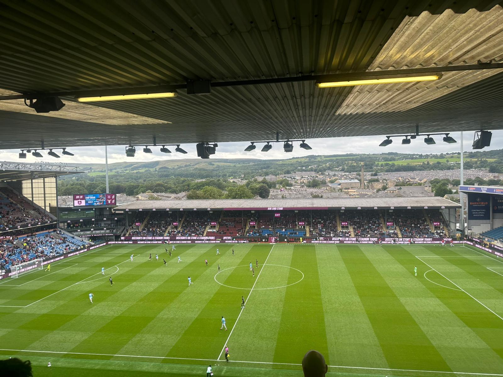 Burnley-Lazio 0-1, più strappi che possesso: Zac sbaglia dal dischetto, Cencellieri colpisce in contropiede