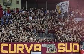 Cori fascisti a Pisa da ultrà della Roma sotto la Torre