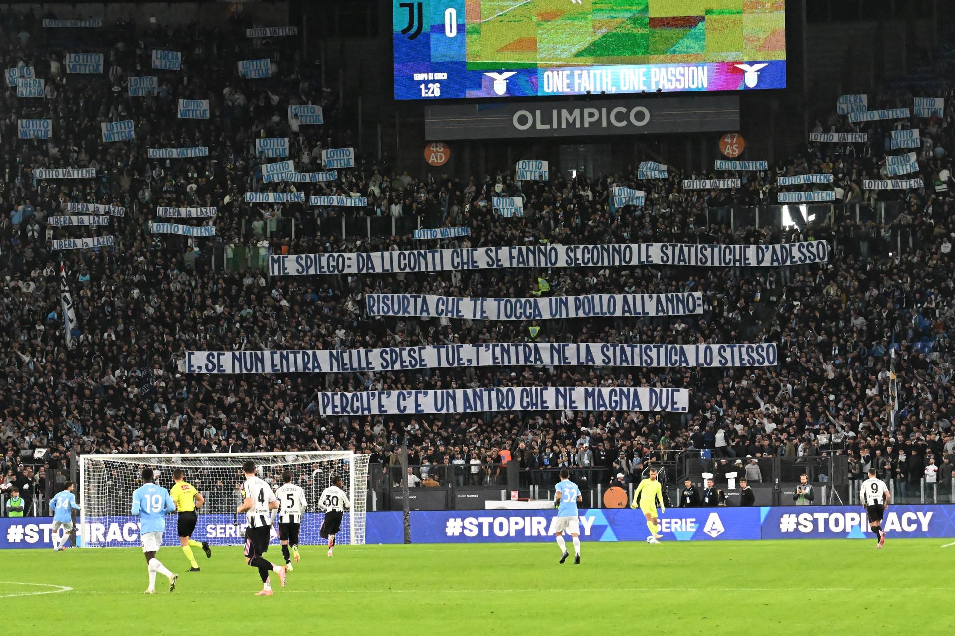 Lazio, Lotito direttore d’orchestra sulla contestazione: il gesto virale sui social