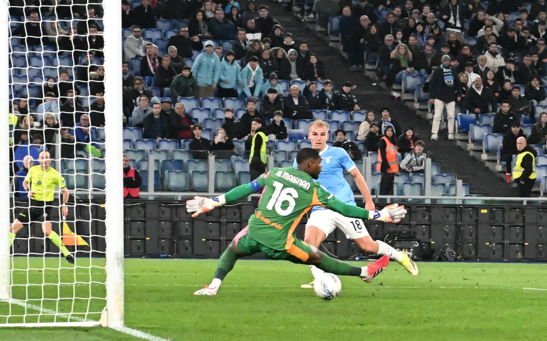 Lazio, missione continuità per Isaksen: mai due gol di fila in biancoceleste. Ma con i felsinei…