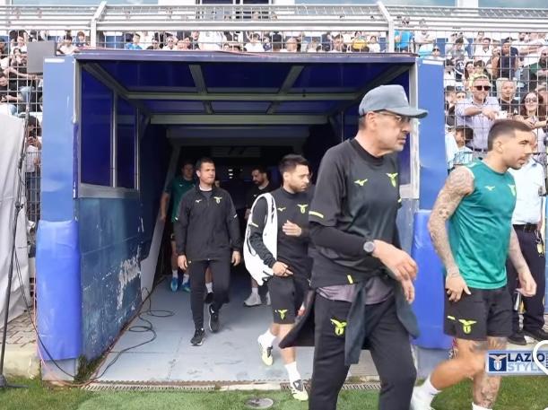 FORMELLO – Lazio, vigilia con i tifosi in un ‘Fersini’ non pieno: cori per Sarri, squadra e Lotito… Marusic in gruppo, indizio negativo per Noslin… (VD/FT)