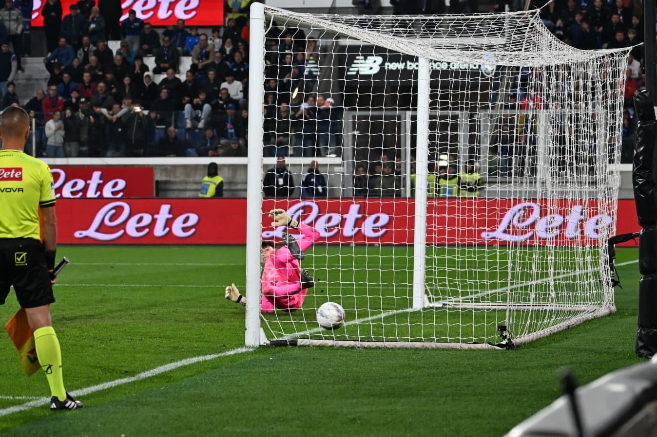 Carattere, sarificio e Super Motta portano la Lazio in finale di Coppa Italia: Dea battuta ai rigori