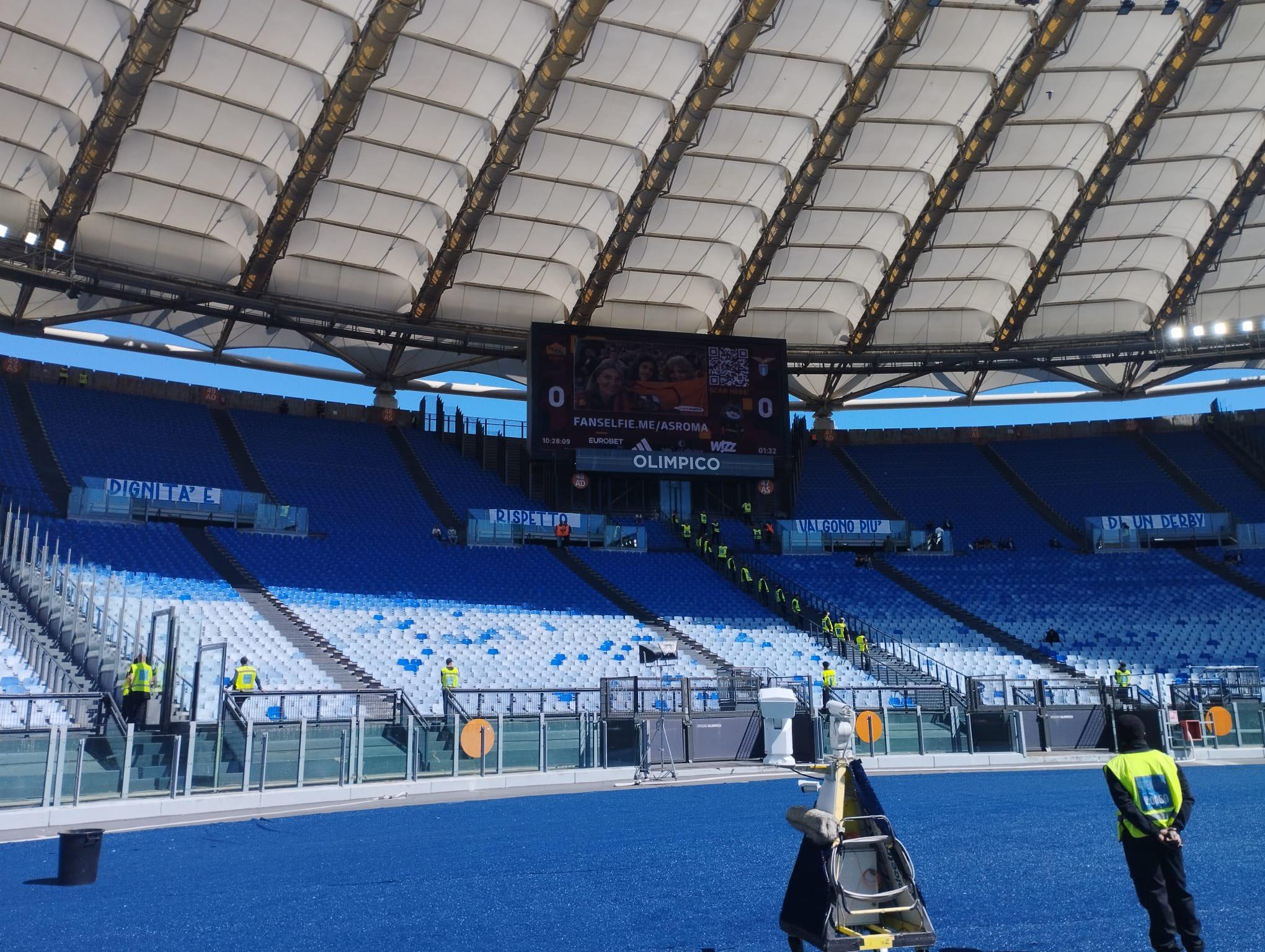 Lazio, lo striscione dei tifosi prima del derby: “Dignità e rispetto…”