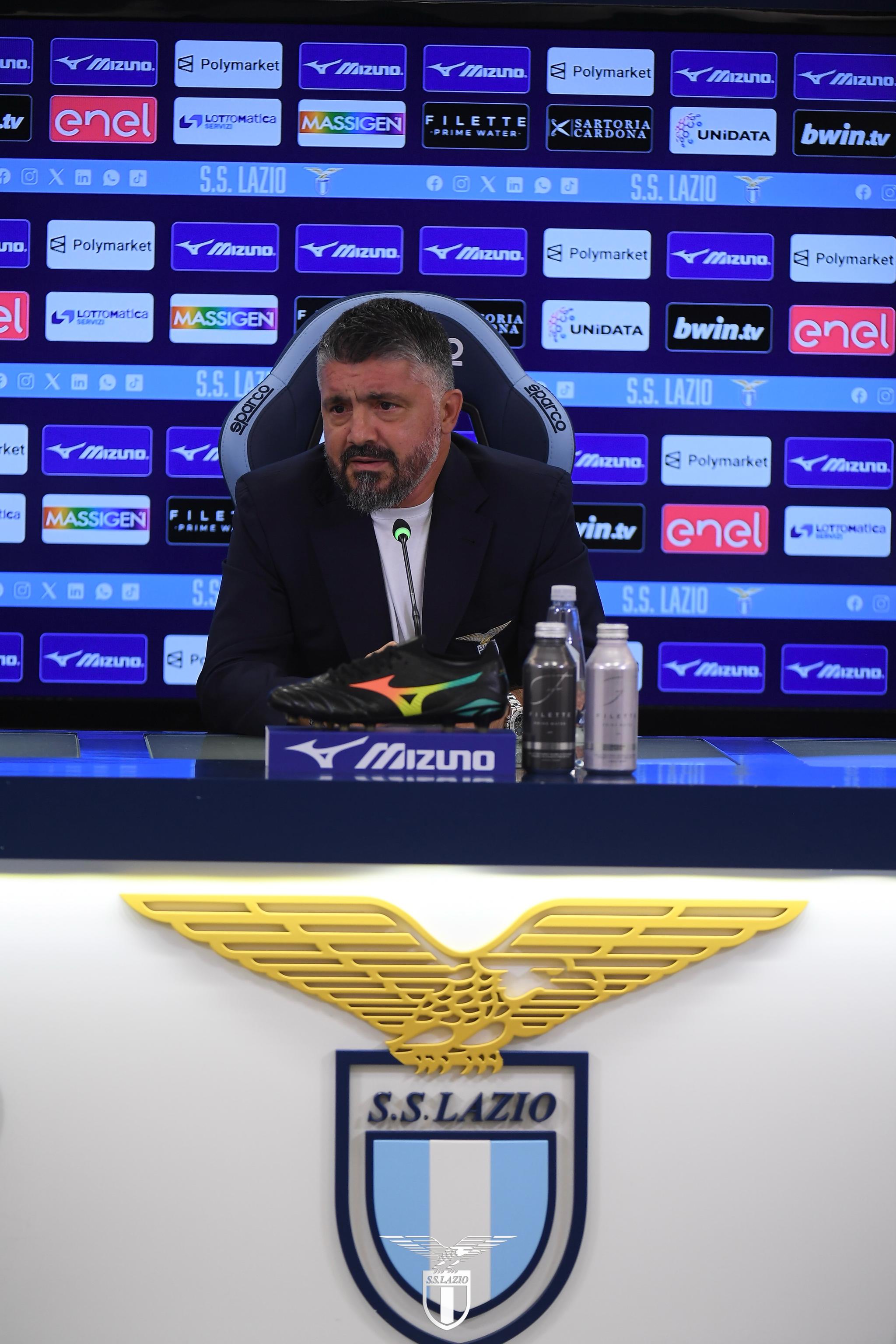 Lazio, Gattuso: “Orgoglio ed elmetto. Conoscevo i problemi, rispetto per i tifosi. Mercato? Pochi soldi, serve pazienza. Su Lotito e Gila…”