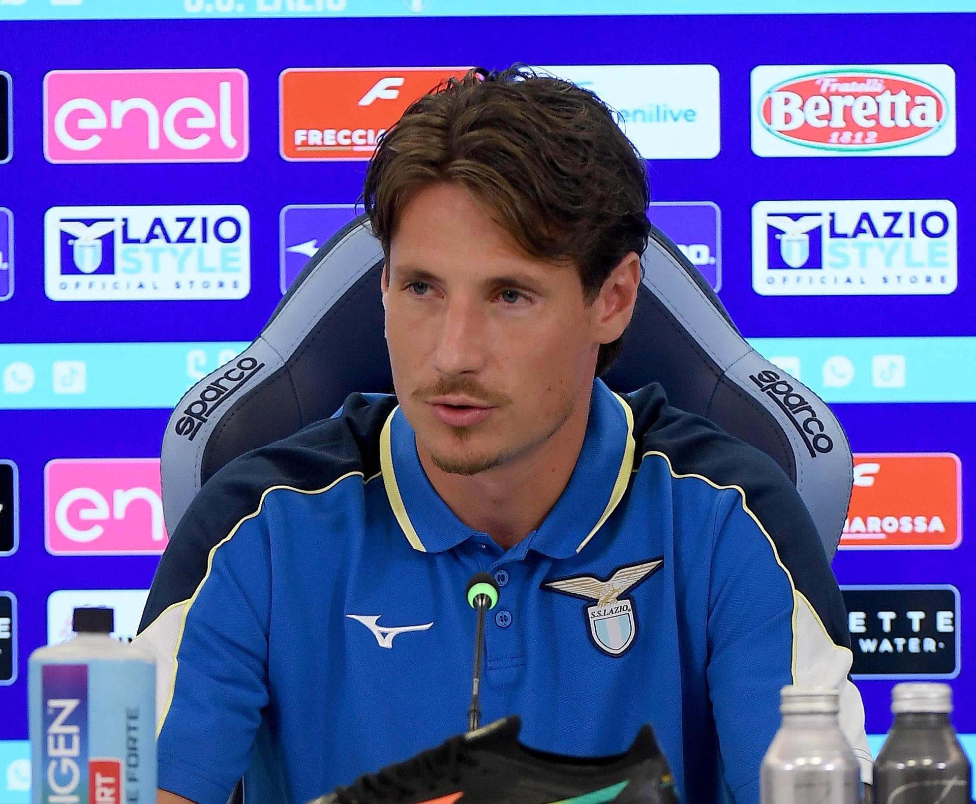 Lazio, sollievo Pinamonti: parzialmente in gruppo, solo contusione