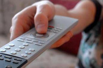 Ascolti tv, Rai1 accorcia prime time e vince con ‘Roberta Valente’ e ‘Affari Tuoi’