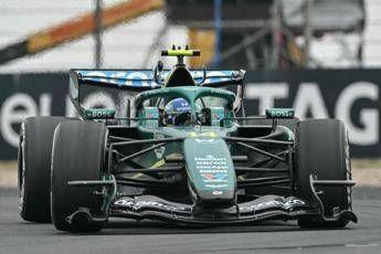 Gp Cina, Alonso toglie mani dal volante per continue vibrazioni e poi si ritira. Cos’è successo