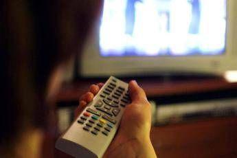 Ascolti tv martedì 28 aprile, la replica di ‘Montalbano’ vince prima serata
