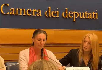 Famiglia nel bosco, la mamma: “I miei figli stanno subendo una crudeltà estrema”