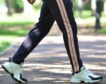 Il falso mito dei 10mila passi, camminare 15 minuti aiuta il cuore