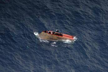 Migranti, naufragio al largo della Libia: “32 superstiti, oltre 70 i dispersi”