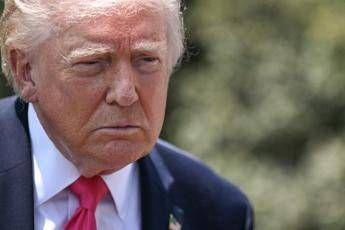 Trump: “Iran al collasso finanziario, vuole Hormuz aperto ma così accordo impossibile”