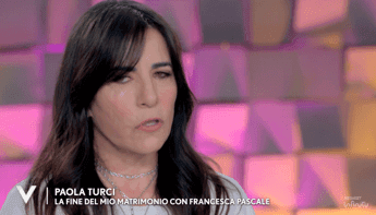 Paola Turci, la molestia a 13 anni e la separazione da Pascale: “Potevo evitare di sposarmi”