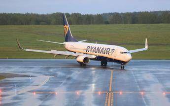 Passeggero ubriaco su un volo Ryanair, l’aereo è costretto a un atterraggio di emergenza