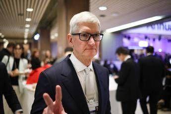 Tim Cook ‘saluta’ Apple dopo 15 anni, John Ternus è il nuovo amministratore delegato